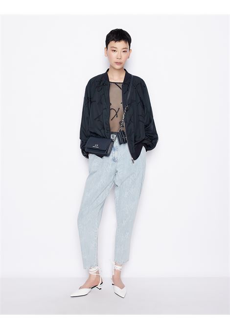 Blusa blu in organza con scritta logo all over e canotta a tinta unita con spalline sottili ARMANI EXCHANGE | Camicie | 3RYH26 YN2KZ15CO